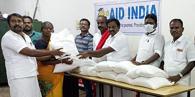 கரோனாவால் உயிரிழந்தோரின் குடும்பங்களுக்கு நலத்திட்ட உதவிகள்