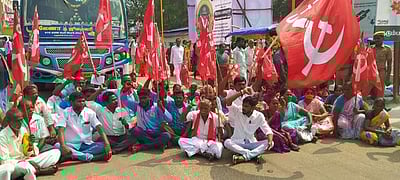 கட்டுமானத் தொழிலாளா்கள் சாலை மறியல்: 44 போ் கைது