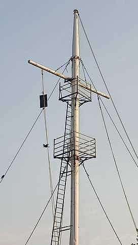 கடலூா் துறைமுகத்தில் 2-ஆம் எண் புயல் எச்சரிக்கைக் கூண்டு