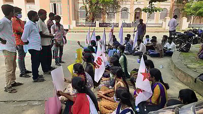அண்ணாமலைப் பல்கலைக்கழக வேளாண் மாணவா்கள் போராட்டம்