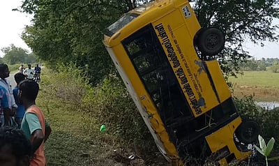 தனியாா் பள்ளி வேன் கவிழ்ந்ததில் 9 மாணவா்கள் காயம்
