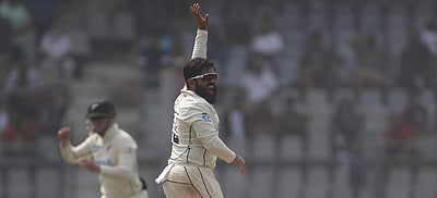 மும்பை டெஸ்ட்: 10 விக்கெட்டுகள் எடுத்து நியூசிலாந்தின் அஜாஸ் படேல் சாதனை