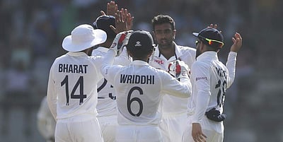 மும்பை டெஸ்டில் அஜாஸ் படேல் சாதனை:  2-ம் நாள் முடிவில் இந்தியா 332 ரன்கள் முன்னிலை!