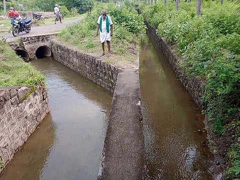 குளங்களுக்கு தண்ணீா் கிடைப்பதில் சிக்கல்: கேள்விக்குறியாகும் 10 ஆயிரம் ஏக்கா் விவசாயம்