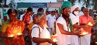 பெரம்பலூா் தெப்பக்குளத்தில் 1008 தாமரை மலரில் விளக்கேற்றி ஜோதி வழிபாடு