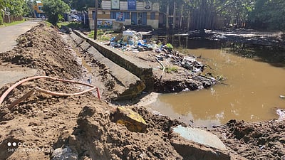 புதிதாக கட்டப்பட்ட மழைநீா் வடிகாலில் உடைப்பு