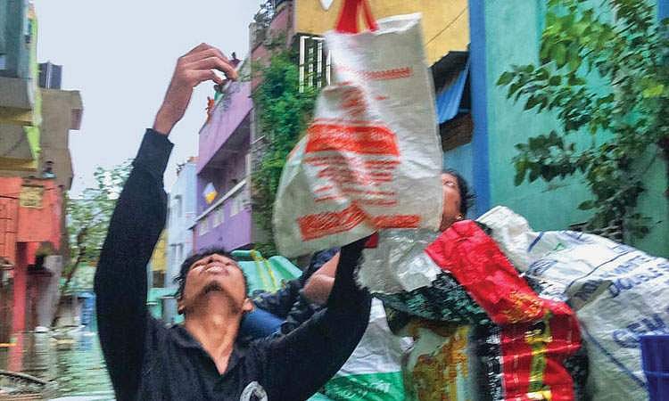 தண்ணீரிலும் கண்ணீர் துடைத்தவர்கள்!