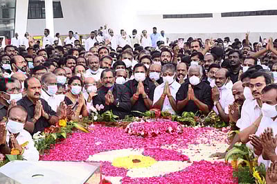 ஜெயலலிதா நினைவு தினம் அனுசரிப்பு - புகைப்படங்கள்