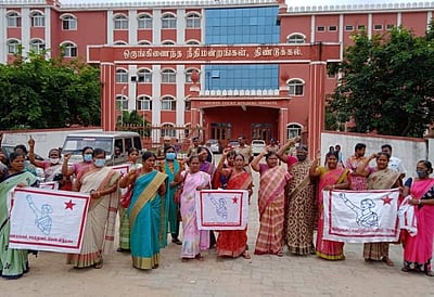 திண்டுக்கல் நீதிமன்றம் முன்பு அனைத்திந்திய ஜனநாயக மாதர் சங்கத்தினர் ஆர்ப்பாட்டம்