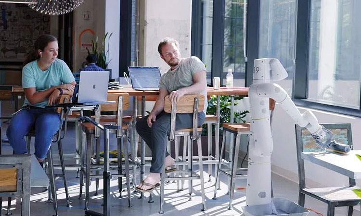 அன்றாடப் பணிகளில் ரோபோ!