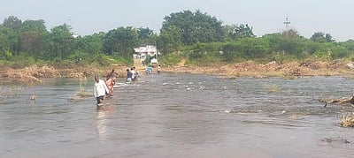 ஊத்துக்கோட்டை அருகே ஆபத்தான முறையில் ஆற்றைக் கடந்து செல்லும் மக்கள்