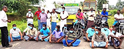 தேவூர் அருகே சாலை ஆக்கிரமிப்புகளை அகற்றக் கோரி மக்கள் மறியல்