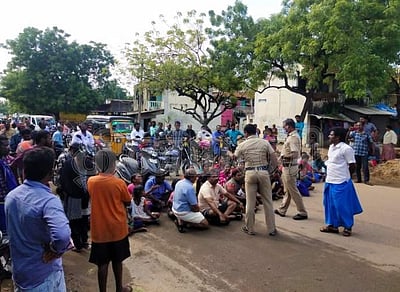 தூத்துக்குடி-இராமேஸ்வரம் நெடுஞ்சாலையில் மக்கள் சாலை மறியல் 