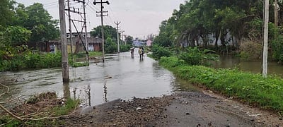 வரத்துக் கால்வாய் ஆக்கிரமிப்பு: ஸ்ரீவிலி. அருகே தீவாக மாறிய கிராமம்