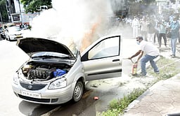 சாலையில் சென்ற காரில் 
திடீா் தீ: 6 போ் தப்பினா்!