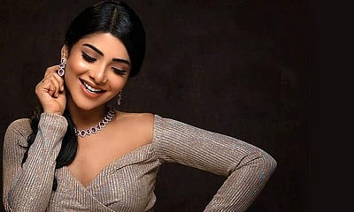 அழகில் ஜொலிக்கும் பவித்ரா லட்சுமி - புகைப்படங்கள்