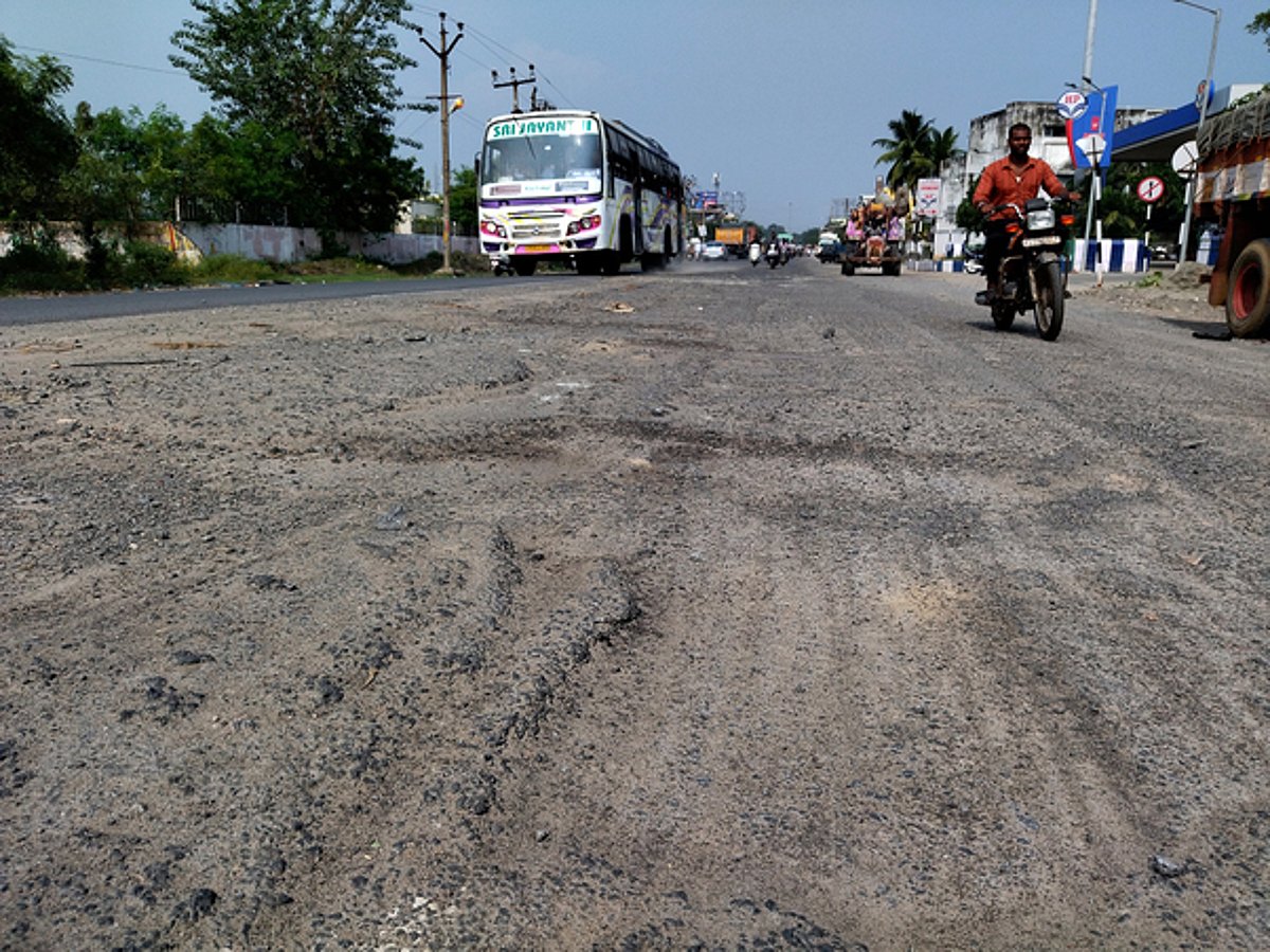 புதுச்சேரியில் சேதமடைந்த சாலைகளால் விபத்துக்குள்ளாகும் வாகன ஓட்டிகள்