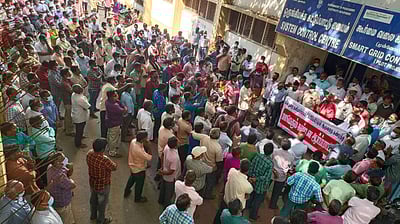 புதுவை மின்துறை தனியார்மய நடவடிக்கை: பணியைப் புறக்கணித்து ஊழியர்கள் போராட்டம்