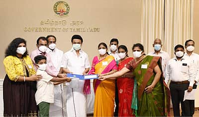 தமிழறிஞர்களின் குடும்பத்தினருக்கு நூலுரிமைத் தொகைக்கான காசோலைகளை வழங்கினார் முதல்வர்