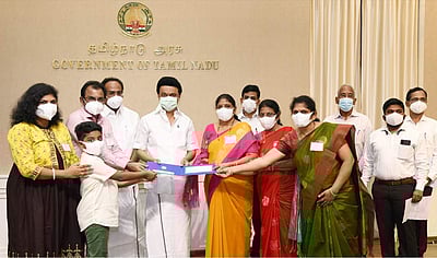 தமிழறிஞர்களின் குடும்பத்தினருக்கு நூலுரிமைத் தொகைக்கான காசோலைகளை வழங்கினார் முதல்வர்