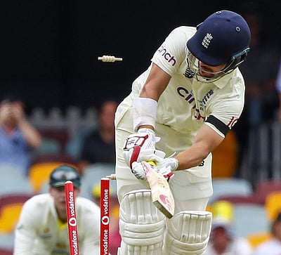 ஆஷஸ் டெஸ்ட்: 85 ஆண்டுகள் கழித்து சாதனை, மிட்சல் ஸ்டார்க் அசத்தல்