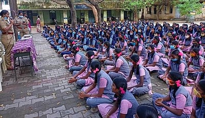 பள்ளி மாணவிகளுக்கு  விழிப்புணா்வு முகாம்