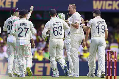 ஆஷஸ் டெஸ்ட்: 4 ’நோ பால்கள்’, கண்டுகொள்ளாத நடுவர்