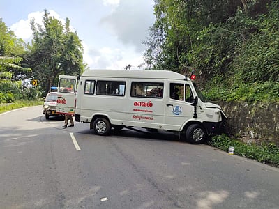 குன்னூர்: பாதுகாப்பிற்குச் சென்ற காவல்துறை வாகனம் விபத்து, காவலர்களுக்குக் காயம்
