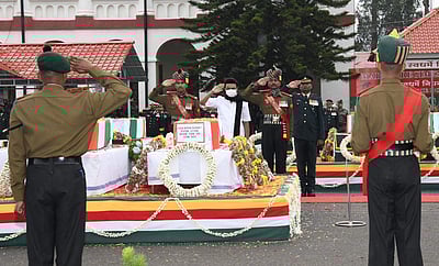 விபின் ராவத் உள்பட 13 பேரின் உடலுக்கு முதல்வர் மு.க.ஸ்டாலின் அஞ்சலி