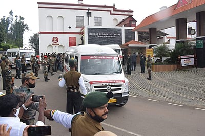 சூலூர் விமானப்படைத் தளம் முன்பாக மக்கள் அஞ்சலி