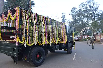 விபின் ராவத் உடலை எடுத்துச் செல்ல தயார் நிலையில் ராணுவ வாகனங்கள்