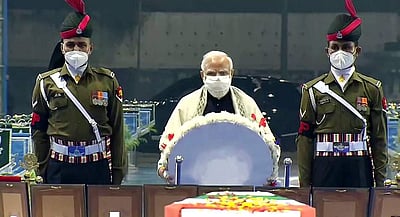 முப்படை தலைமை தளபதி விபின் ராவத் உள்ளிட்ட 13 பேரின் உடல்களுக்கு பிரதமர் மோடி அஞ்சலி 