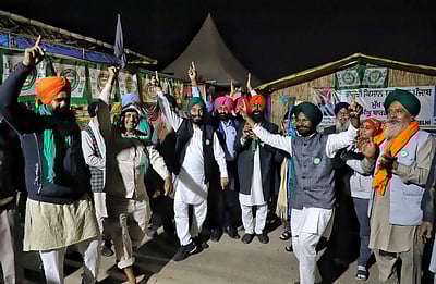 முடிவுக்கு வந்த போராட்டம்: வீடு திரும்பும் விவசாயிகள்