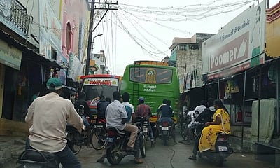 சாலை ஆக்கிரமிப்புகளால் போக்குவரத்து பாதிப்பு