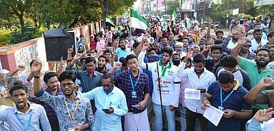 இஸ்லாமிய கூட்டமைப்பு சாலை மறியல், ஆா்ப்பாட்டம்