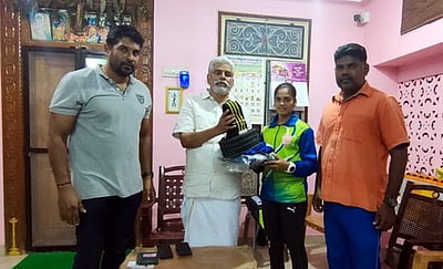 தேசிய வலு தூக்கும் போட்டியில் பங்கேற்கும் திருநள்ளாறு மாணவிக்கு அமைச்சா் உதவி