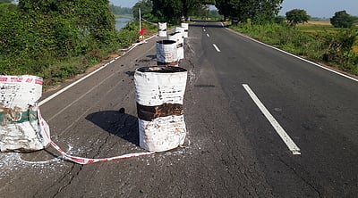 சேதமடைந்துள்ள நீடாமங்கலம் - மன்னாா்குடி சாலையை சீரமைக்கக் கோரிக்கை