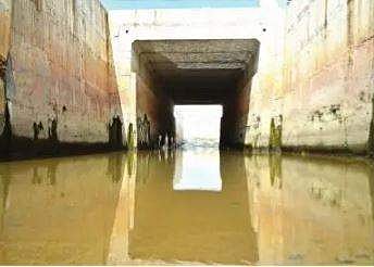 ரயில்வே சுரங்கப்பாதையை மூழ்கடித்த தண்ணீா்: இடம்பெயரும் பாப்பான்குளம் கிராம மக்கள்!