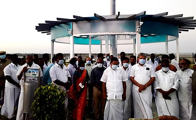 வேதாரண்யம் கடற்கரையில் பூங்கா திறப்பு அமைச்சா் ஓ.எஸ். மணியன் திறந்து வைத்தாா்