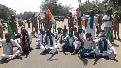 நாகையில் சாலை மறியல்: காங்கிரஸ் கட்சியைச் சேர்ந்த 23 பேர் கைது