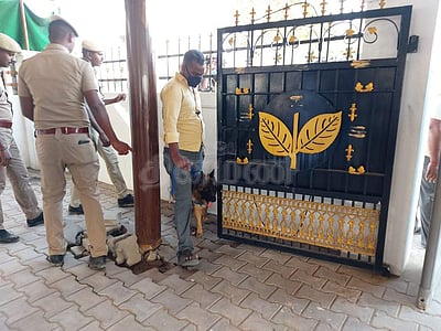 ஓமலூர்: அதிமுக அலுவலகத்தில் வெடிகுண்டு தடுப்புப் பிரிவு காவலர்கள் சோதனை