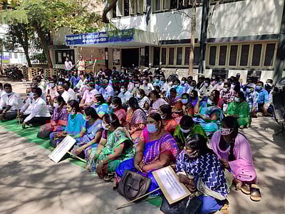 கிருஷ்ணகிரியில் கிராம நிர்வாக அலுவலர்கள் உள்ளிருப்புப் போராட்டம்