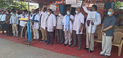 கம்பத்தில் அரசு, தனியார் மருத்துவர்கள் உண்ணாவிரதம்