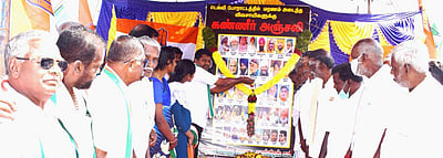 சங்ககிரி: தில்லியில் உயிரிழந்த விவசாயிகளுக்கு காங்கிரஸ் கட்சியினர் மலர்தூவி மரியாதை 