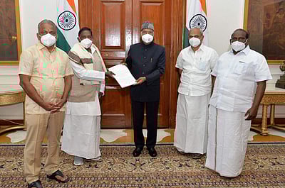 கிரண் பேடியை மாற்றக் கோரிக்கை: குடியரசுத் தலைவரிடம் முதல்வர் மனு