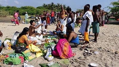 பூம்புகார் காவிரி சங்கமத்தில் புனித நீராடி மூதாதையர்களுக்கு தர்ப்பணம்