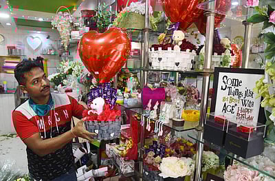 காதலர் தினம் முன்னிட்டு ரோஜா விற்பனை அமோகம் - புகைப்படங்கள்