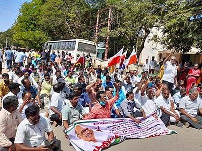 அரசுப் பணியாளர் சங்கத்தினர் ஆர்ப்பாட்டம், மறியல்: 120 பேர் கைது