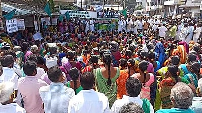 கீழ்பவானி கால்வாயில் கான்கிரீட் தளம் அமைக்க எதிர்ப்பு: விவசாயிகள் ஆர்ப்பாட்டம்