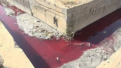 சிவப்பு நிறத்தில் சாக்கடை நீர்: மக்கள் புகாரின் பேரில் மாசு கட்டுப்பாட்டு வாரிய அலுவலர்கள் ஆய்வு